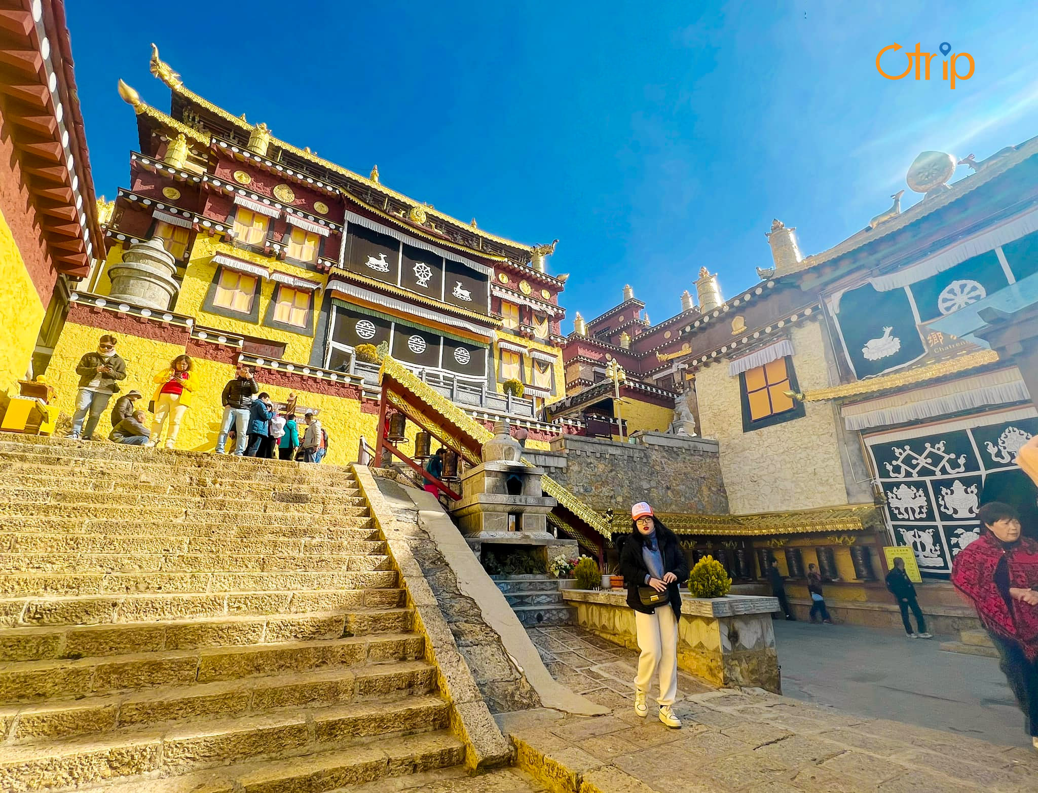 Tu-vien-Songzanlinsi-tour-dai-li-le-giang-shangrila-tron-goi-gia-re-002