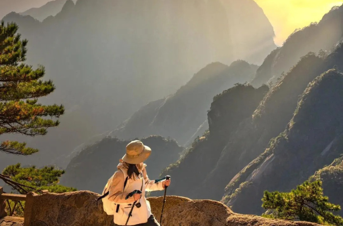 Hoàng Sơn hùng vĩ ôm trọn những ngôi làng yên bình dưới chân núi