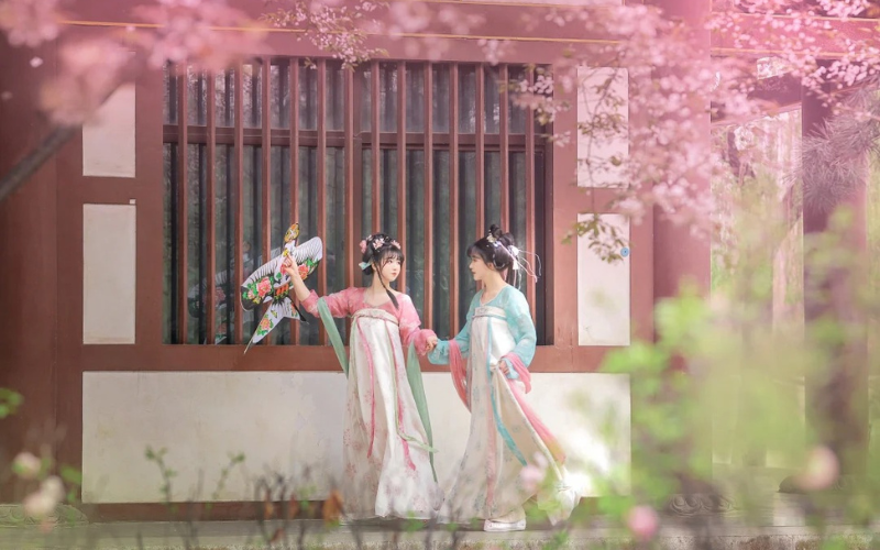 Chùa Thanh Long – Tây An: Sắc đào rực rỡ trong “Châu Sinh Như Cố”